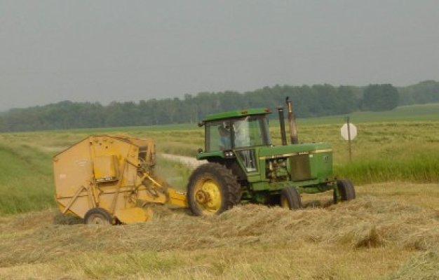 La 80 de ani conducea un tractor, deşi nu avea permis